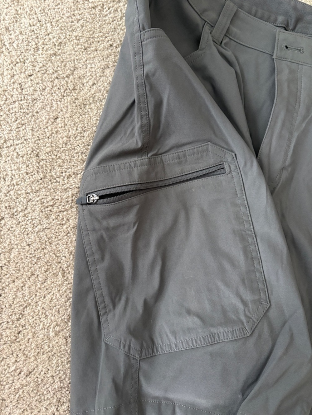 Columbia Men's Gray Cargo Shorts with Zip Pocket - Picture 2 of 8
